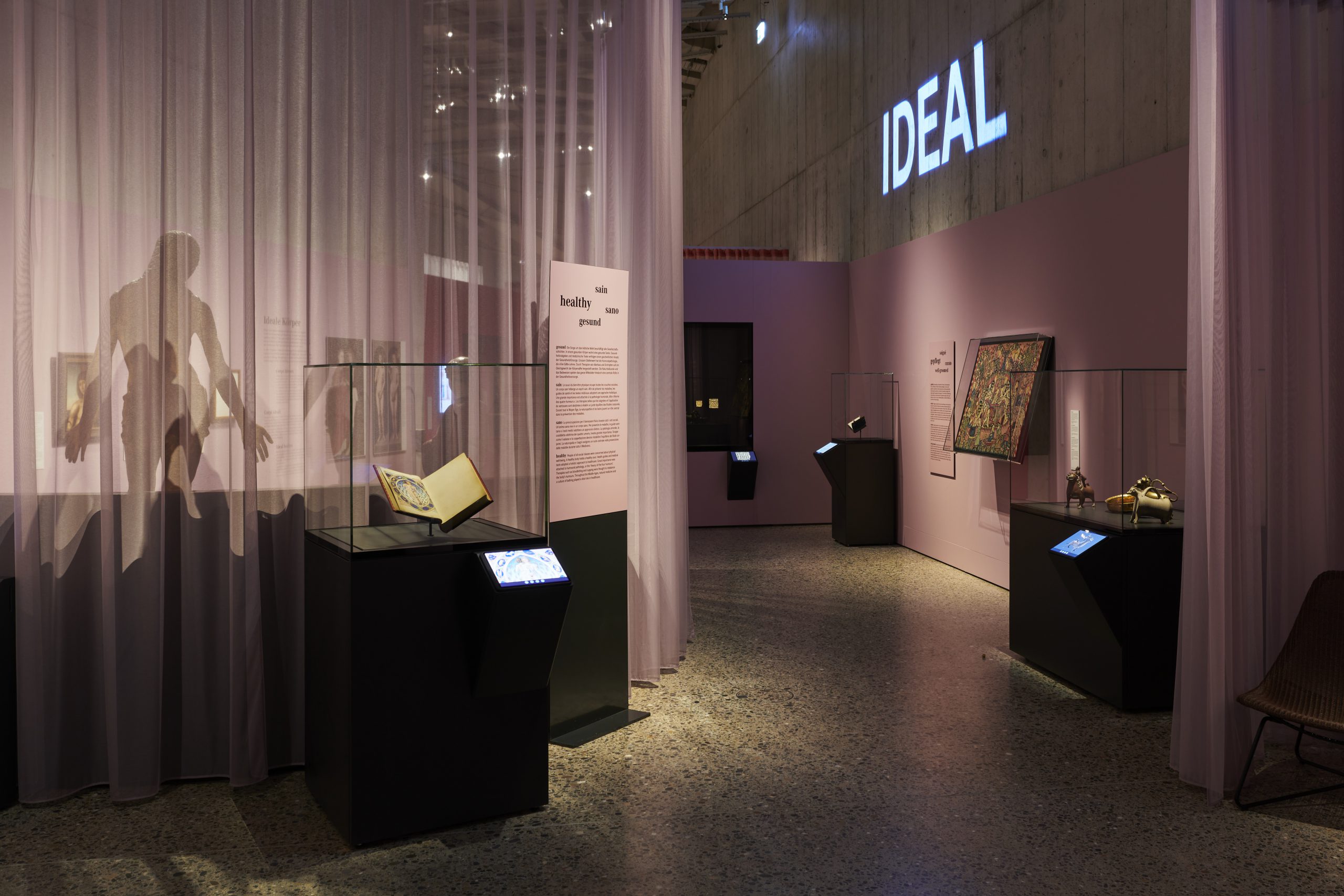 Ausstellung in Museum mit Vorhängen und dunkler Beleuchtung