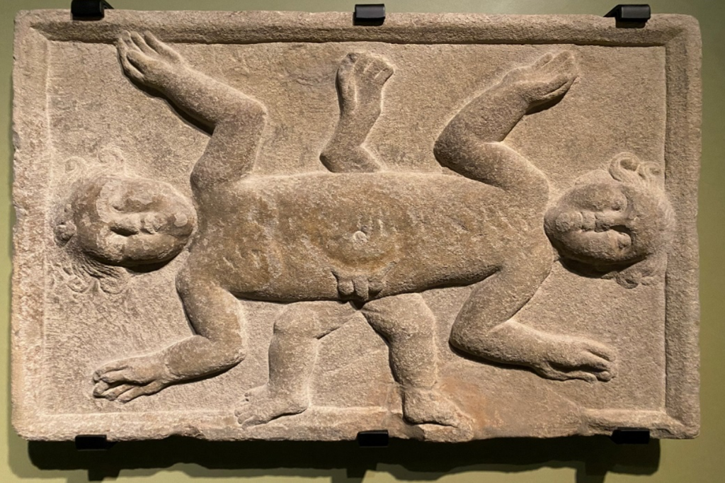 Relief von siamesischen Zwillingen aus Sandstein